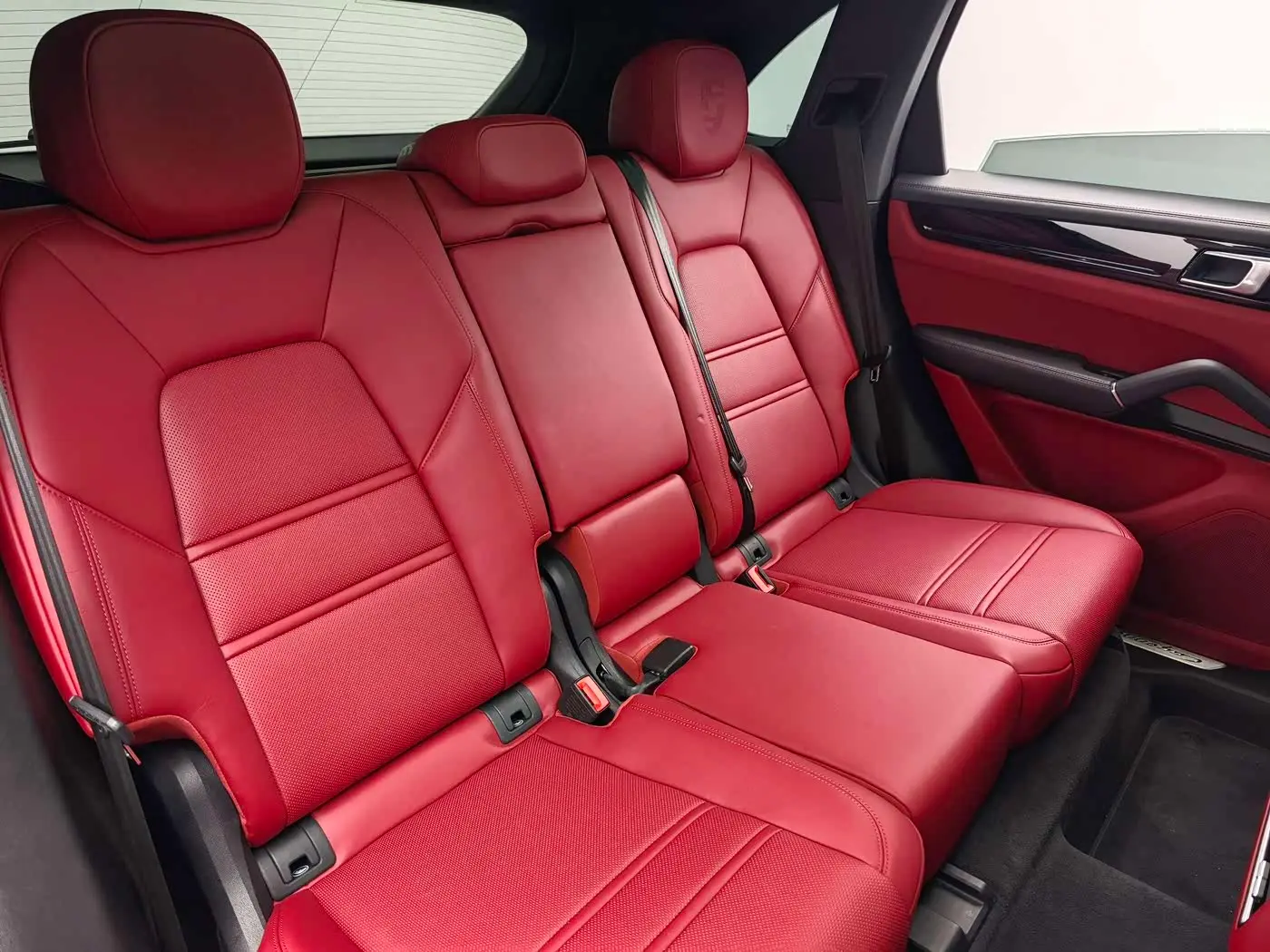 Porsche Cayenne 2019 — ფოტო 14/17