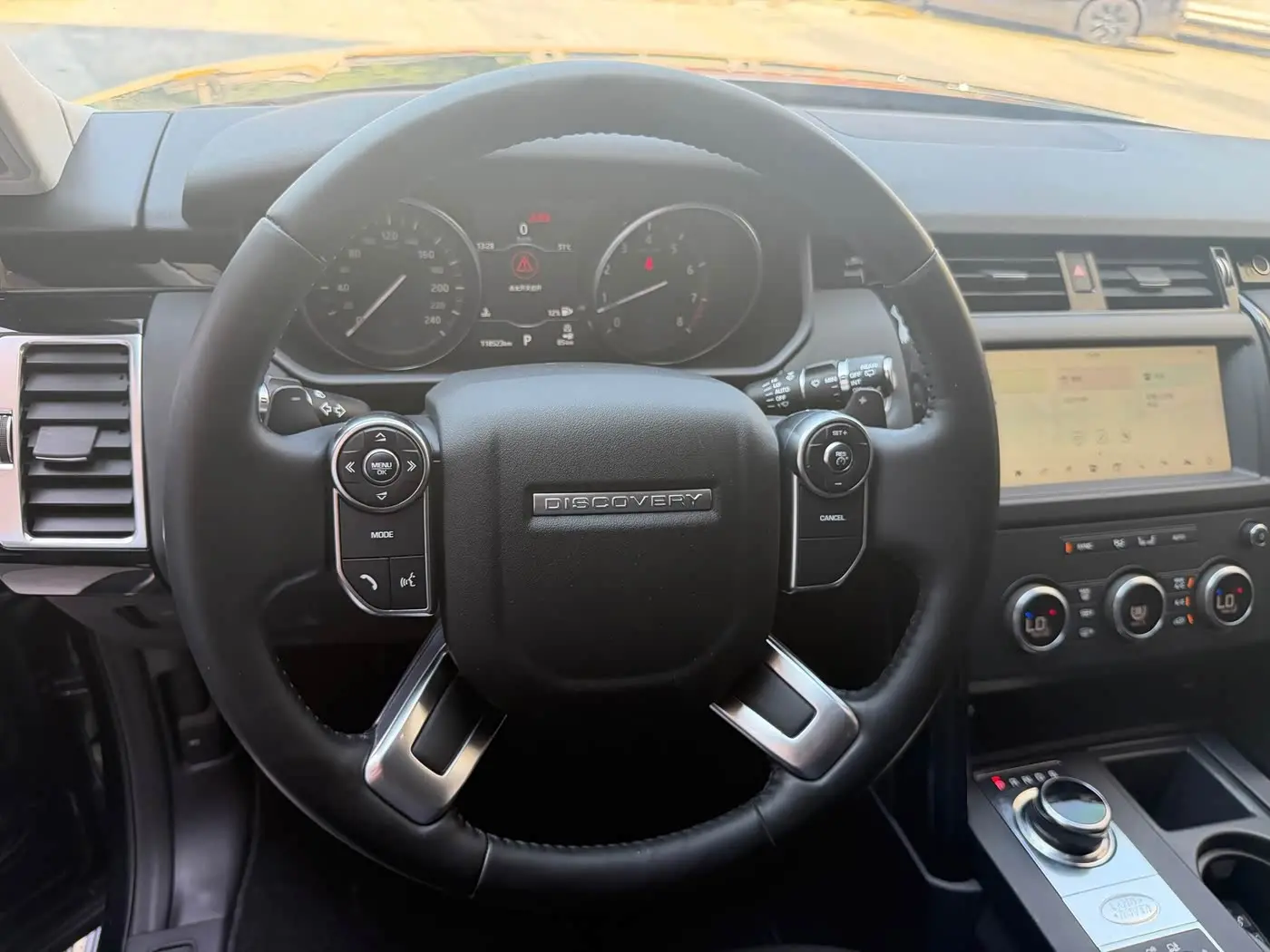 Land Rover Discovery 2018 — Photo 15/18