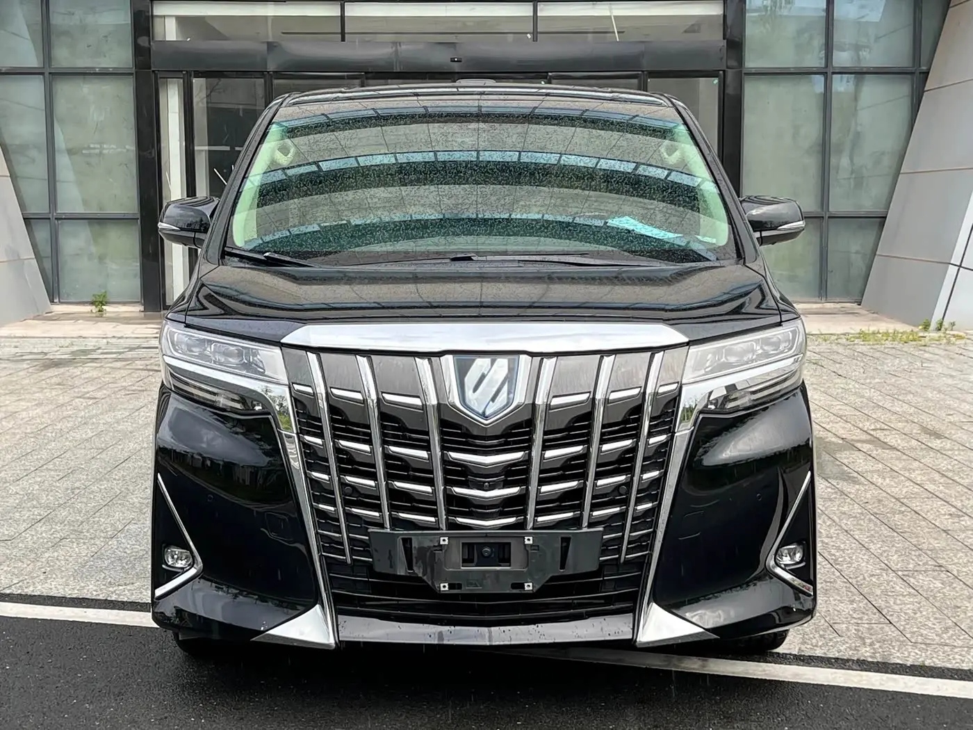 Toyota Alphard 2023 — Photo 3/12
