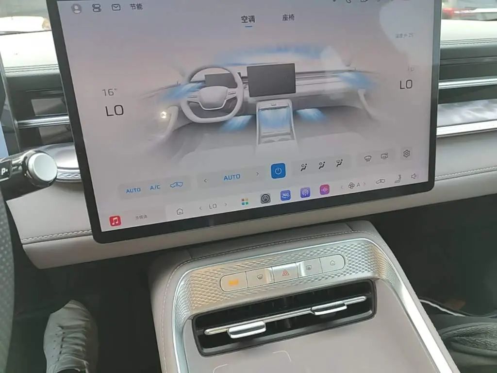 Roewe M7 DMH 2025 — Фото 12/19