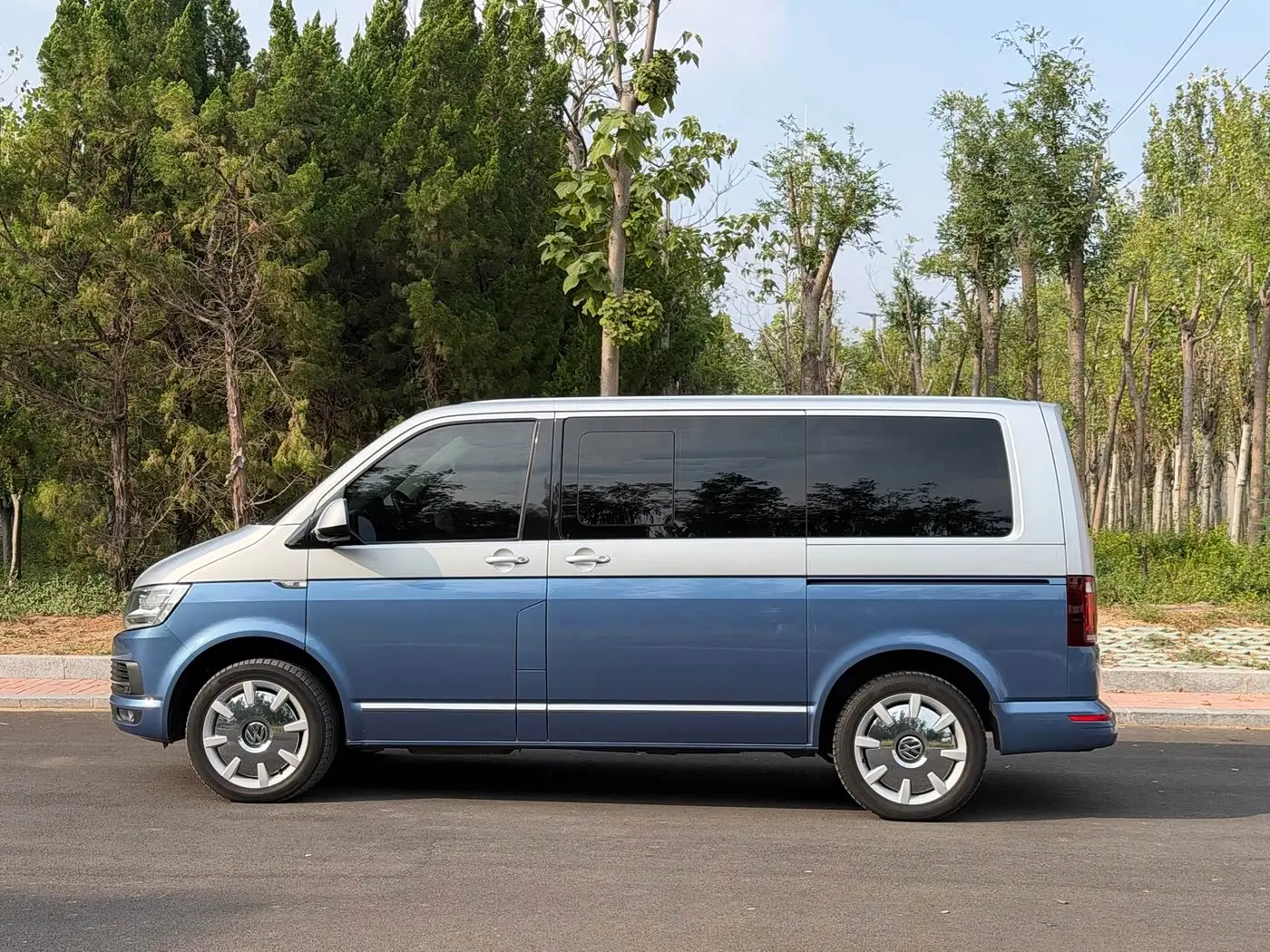 Volkswagen Multivan 2019 — Фото 3/20