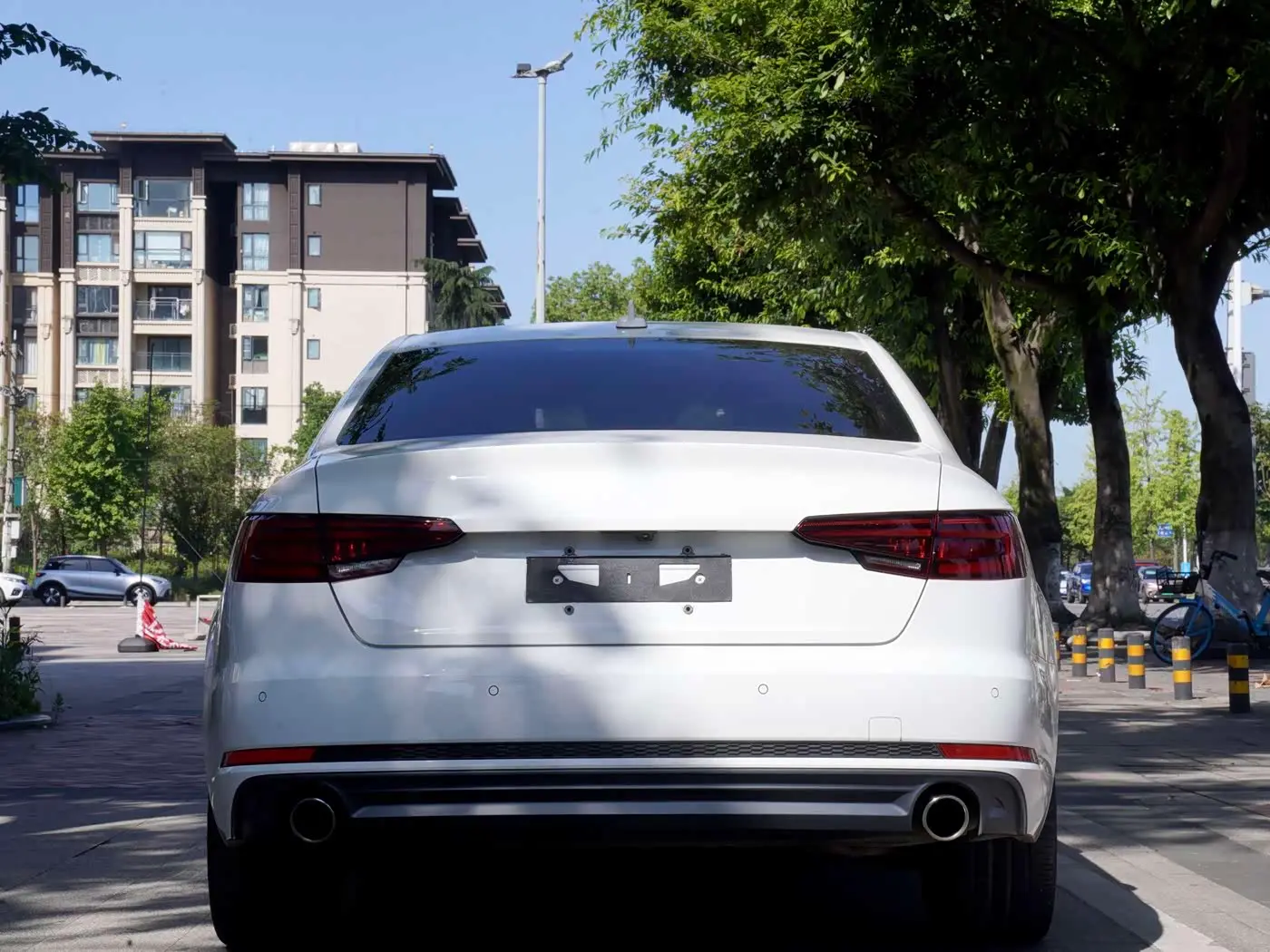 Audi A4L 2018 — Фото 16/17