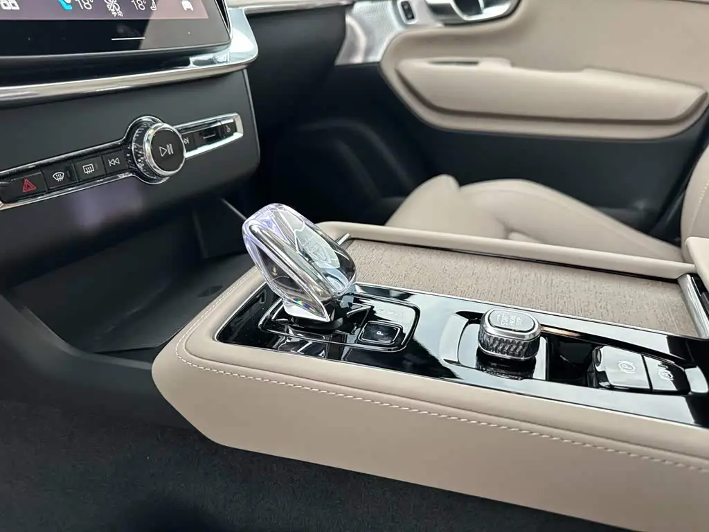 Volvo XC90 Plug-in Hybrid 2026 — Photo 16/20