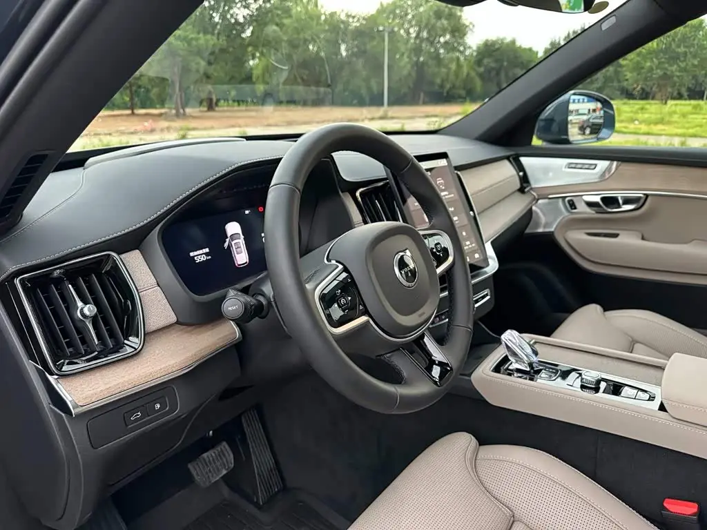 Volvo XC90 Plug-in Hybrid 2026 — Photo 15/20