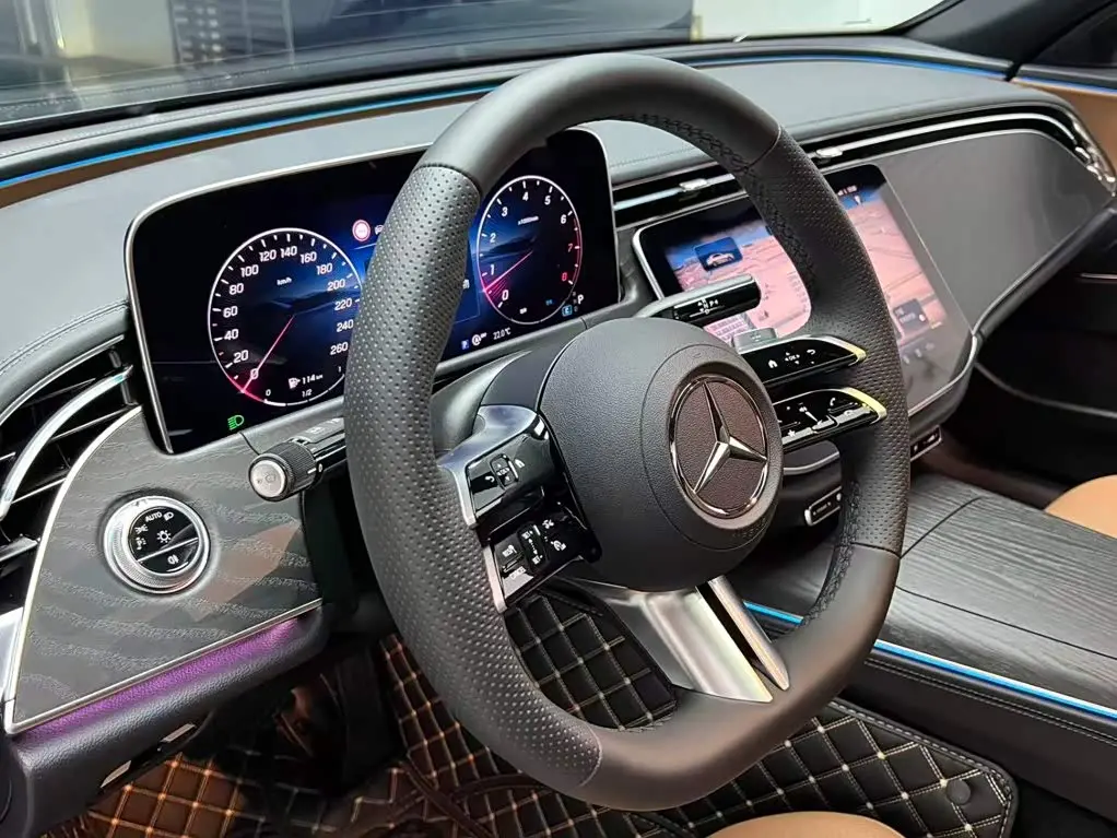 Mercedes-Benz E-Class 2024 — Photo 9/18