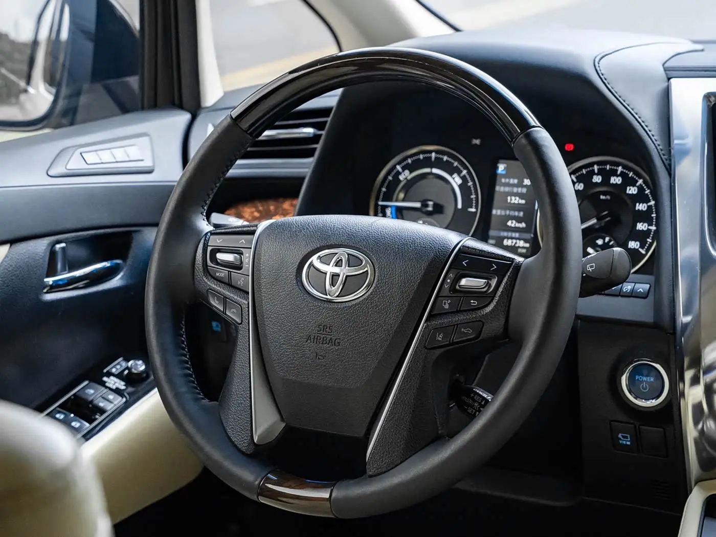 Toyota Alphard 2020 — Photo 7/20