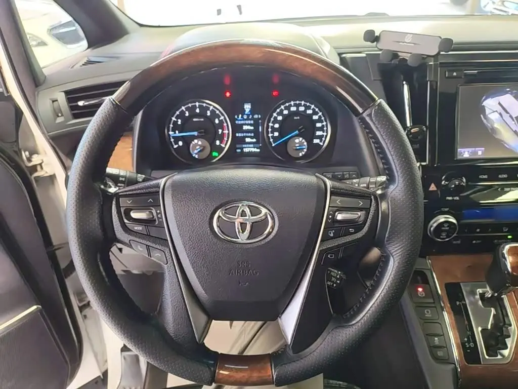 Toyota Alphard 2018 — Photo 7/20