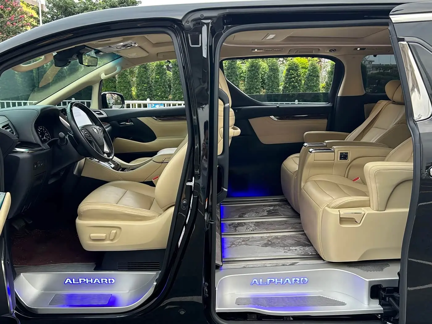 Toyota Alphard 2023 — Photo 11/20