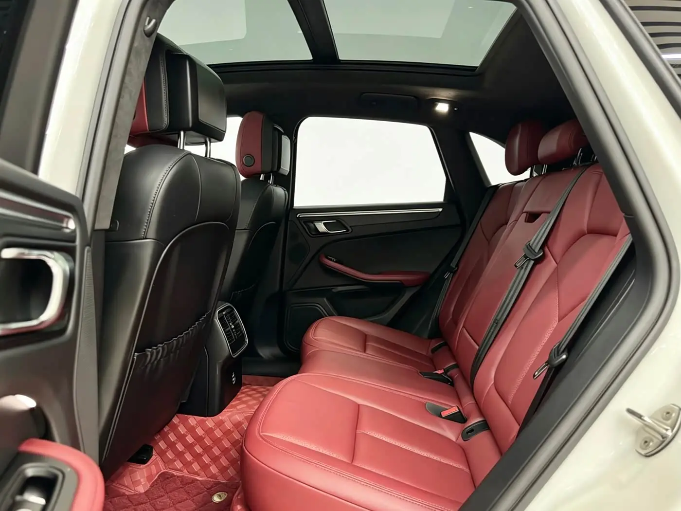 Porsche Macan 2023 — Фото 12/16