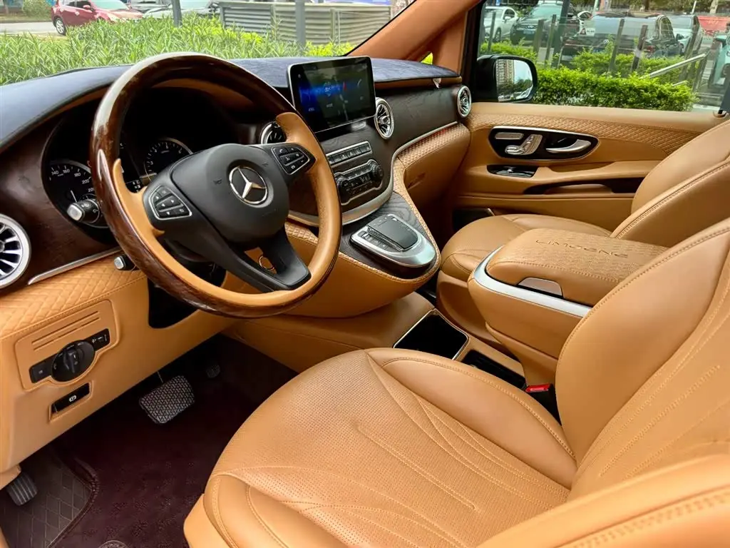 Mercedes-Benz V-Class 2023 — Photo 10/20