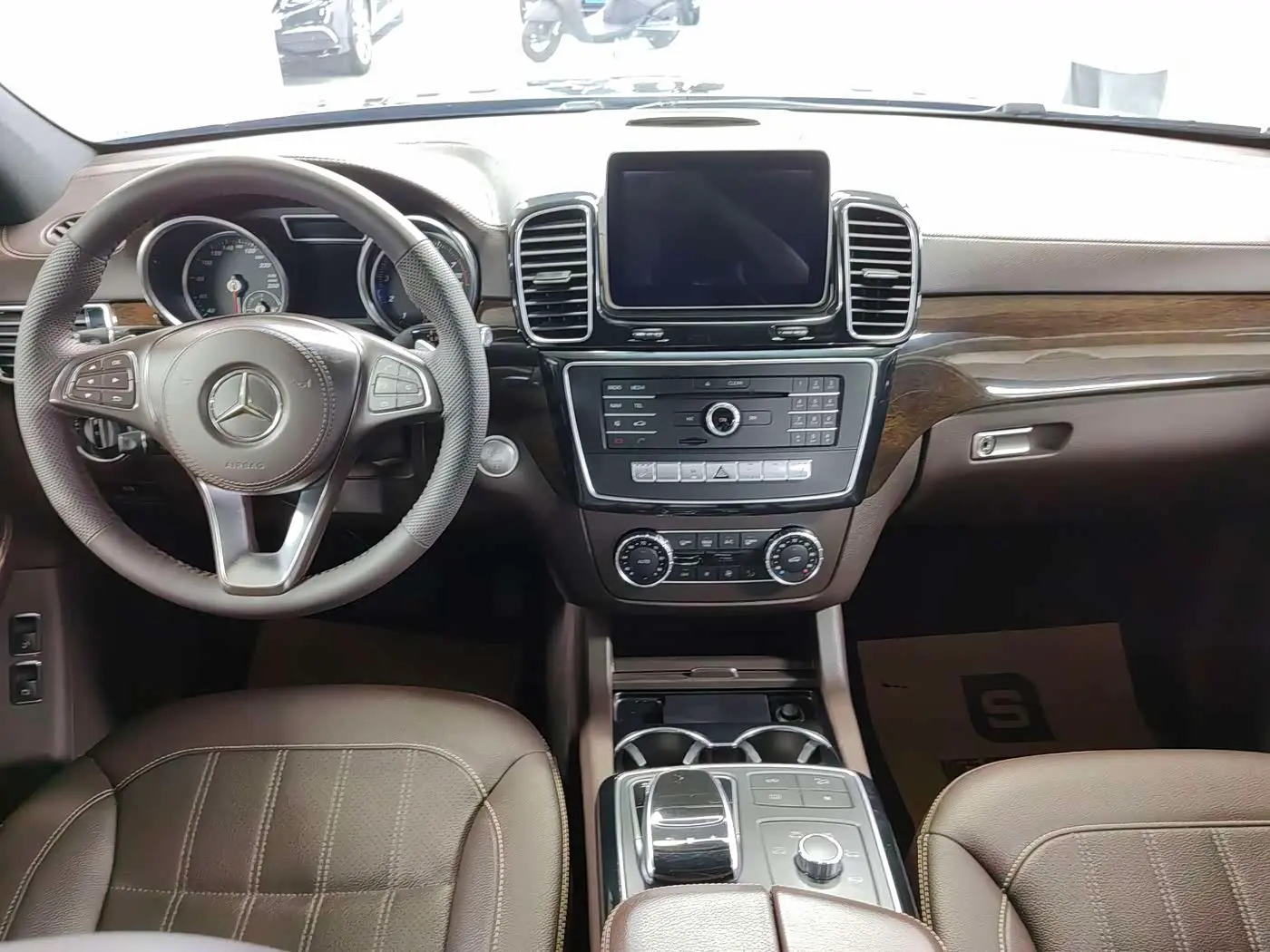 Mercedes-Benz GLS 2017 — Photo 11/20
