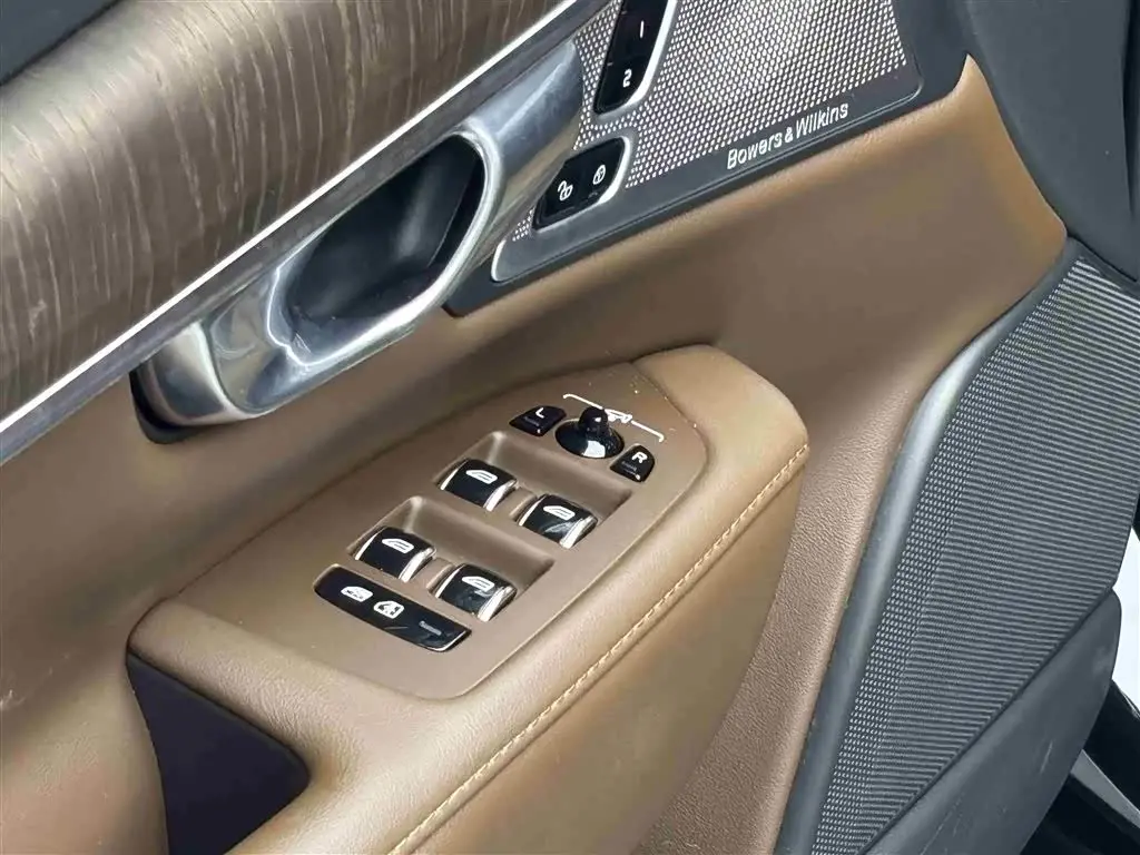 Volvo S90 Plug-in Hybrid 2024 — Photo 12/18