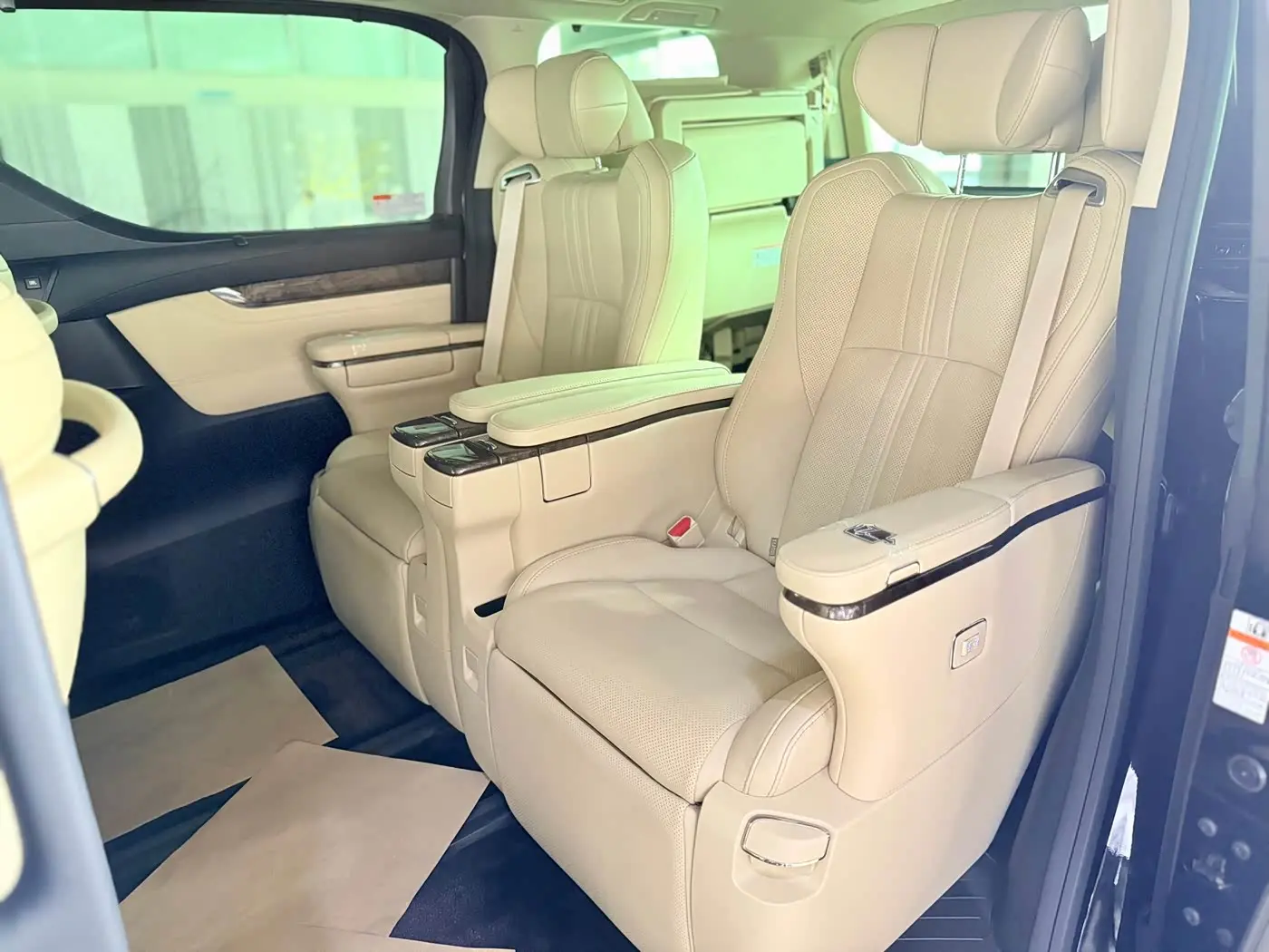 Toyota Vellfire 2020 — Photo 7/20