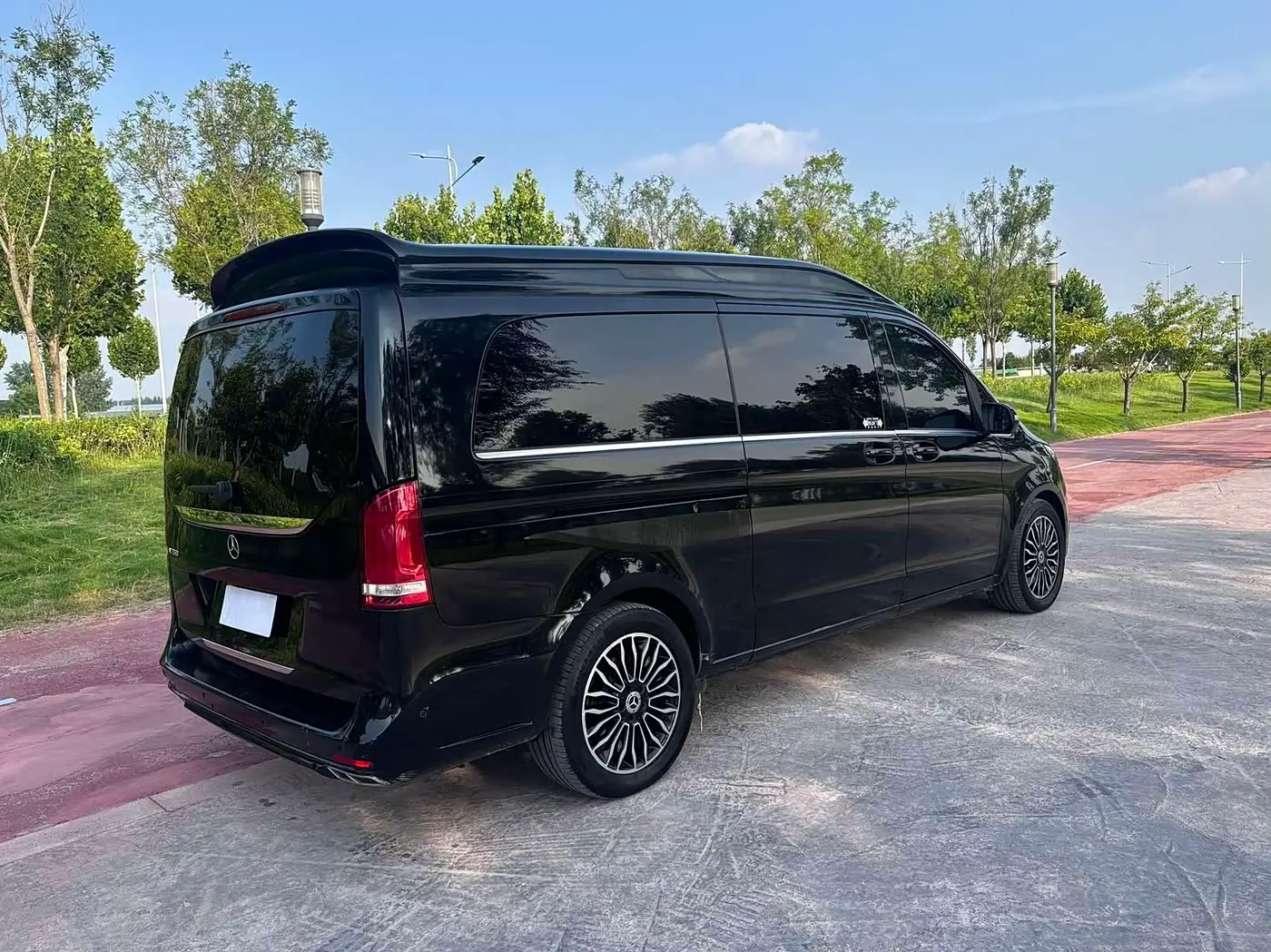 Mercedes-Benz V-Class 2019 — Фото 10/11