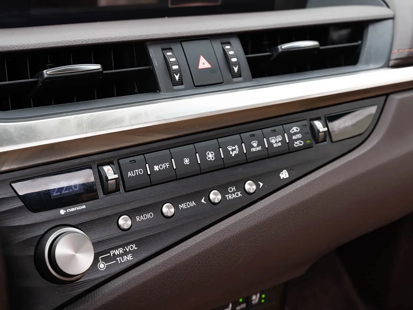 Lexus ES 2021 — Photo 17/20