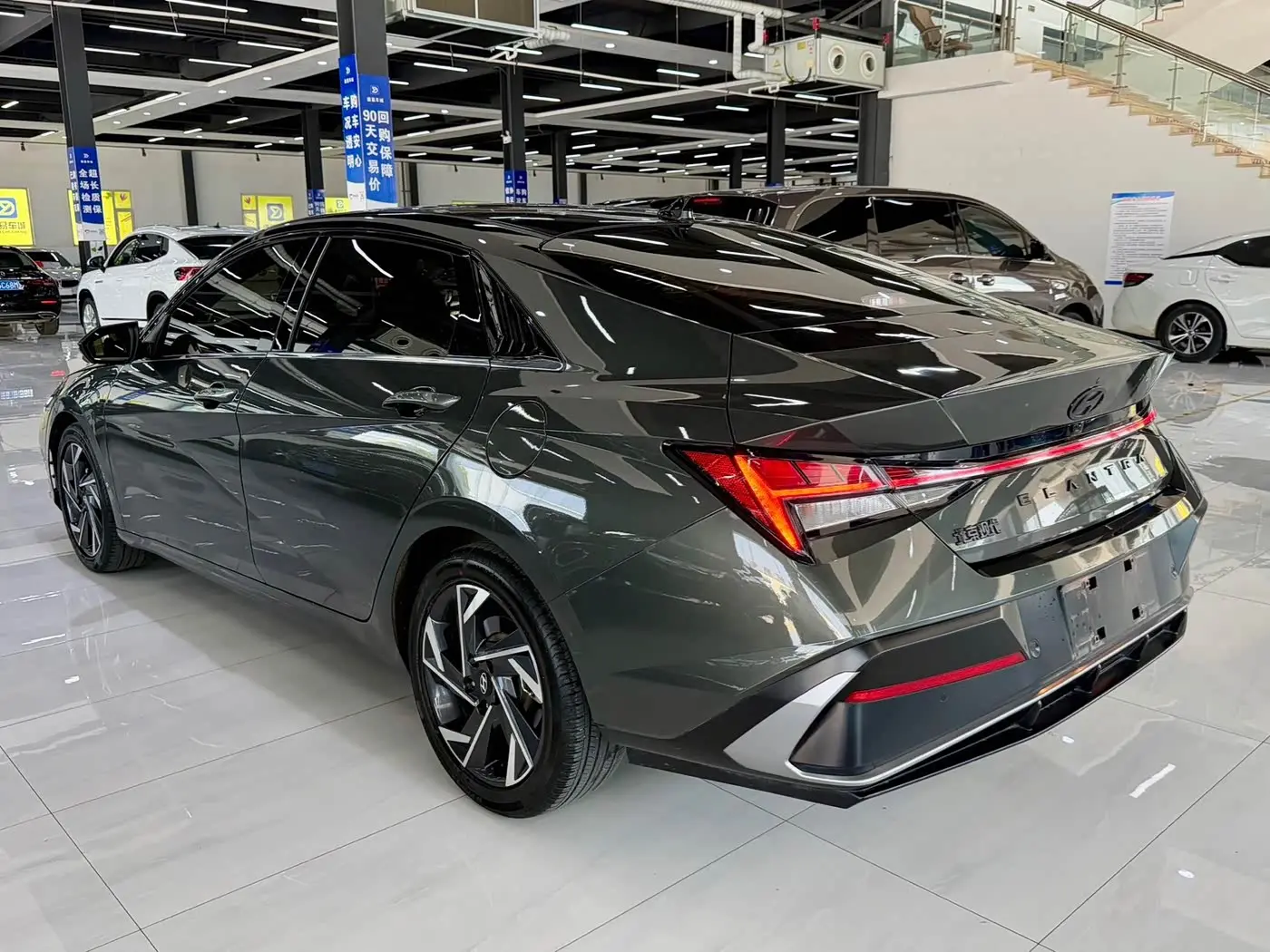 Hyundai Elantra 2023 — Фото 10/15