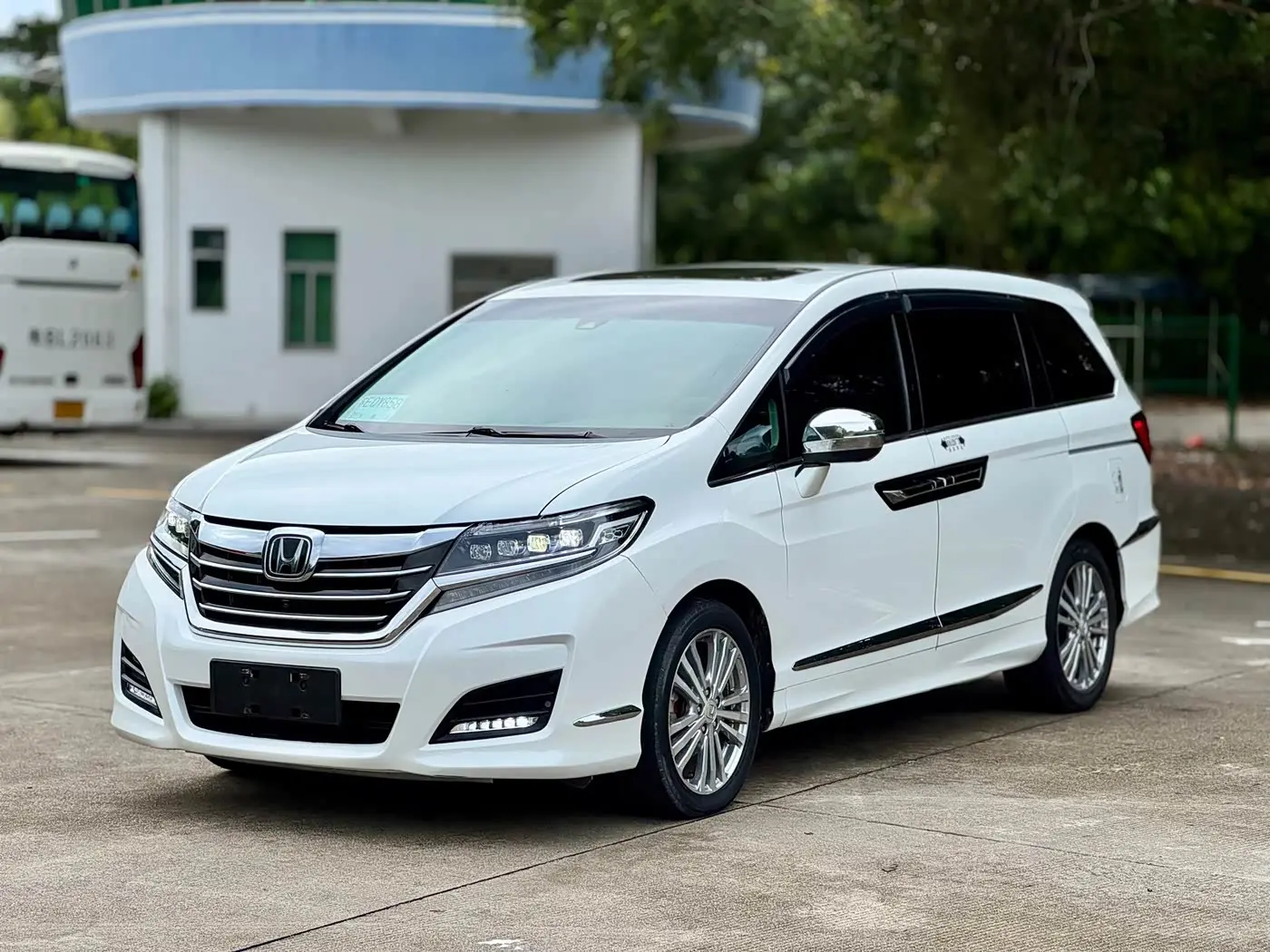 Honda Elysion 2017 — Photo 1/20