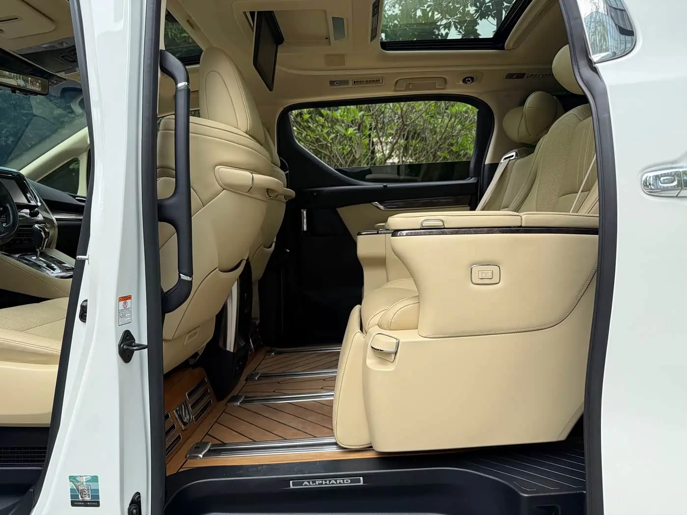 Toyota Alphard 2020 — Photo 13/20