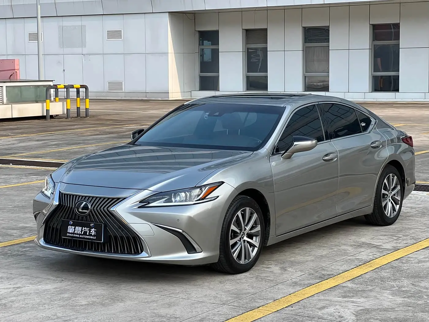 Lexus ES 2019 — Photo 1/20