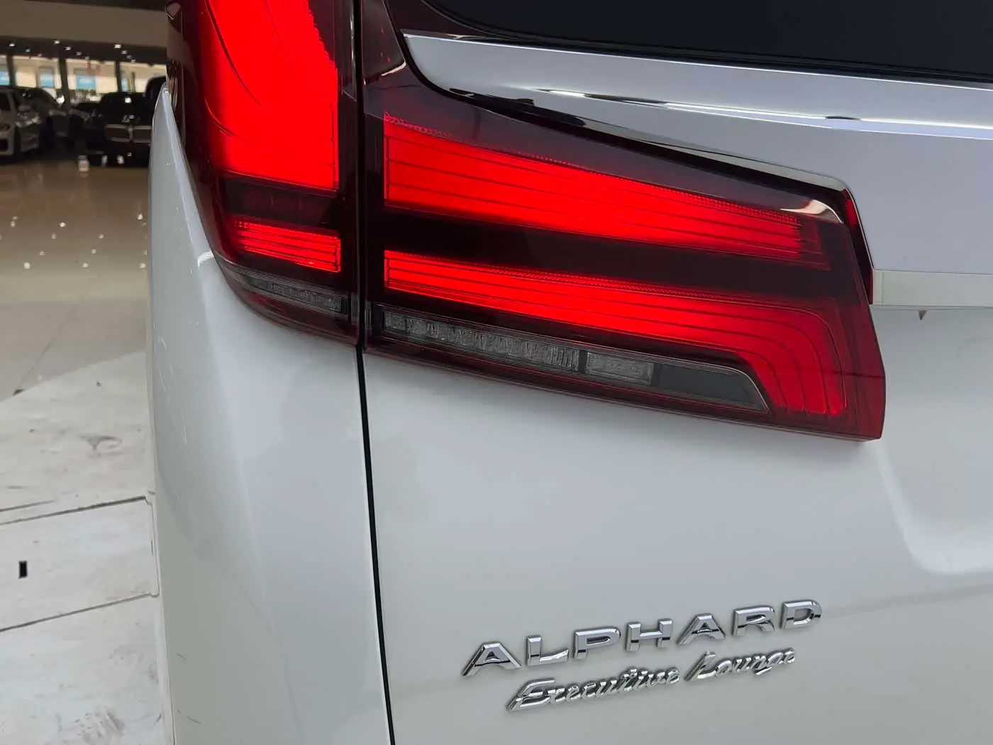 Toyota Alphard 2022 — Photo 11/20