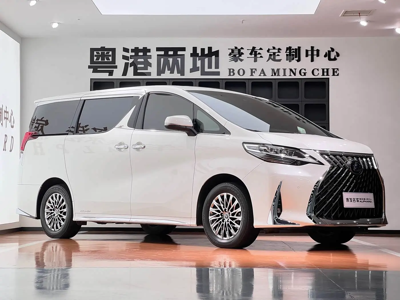 Lexus LM 2022 — Photo 3/20