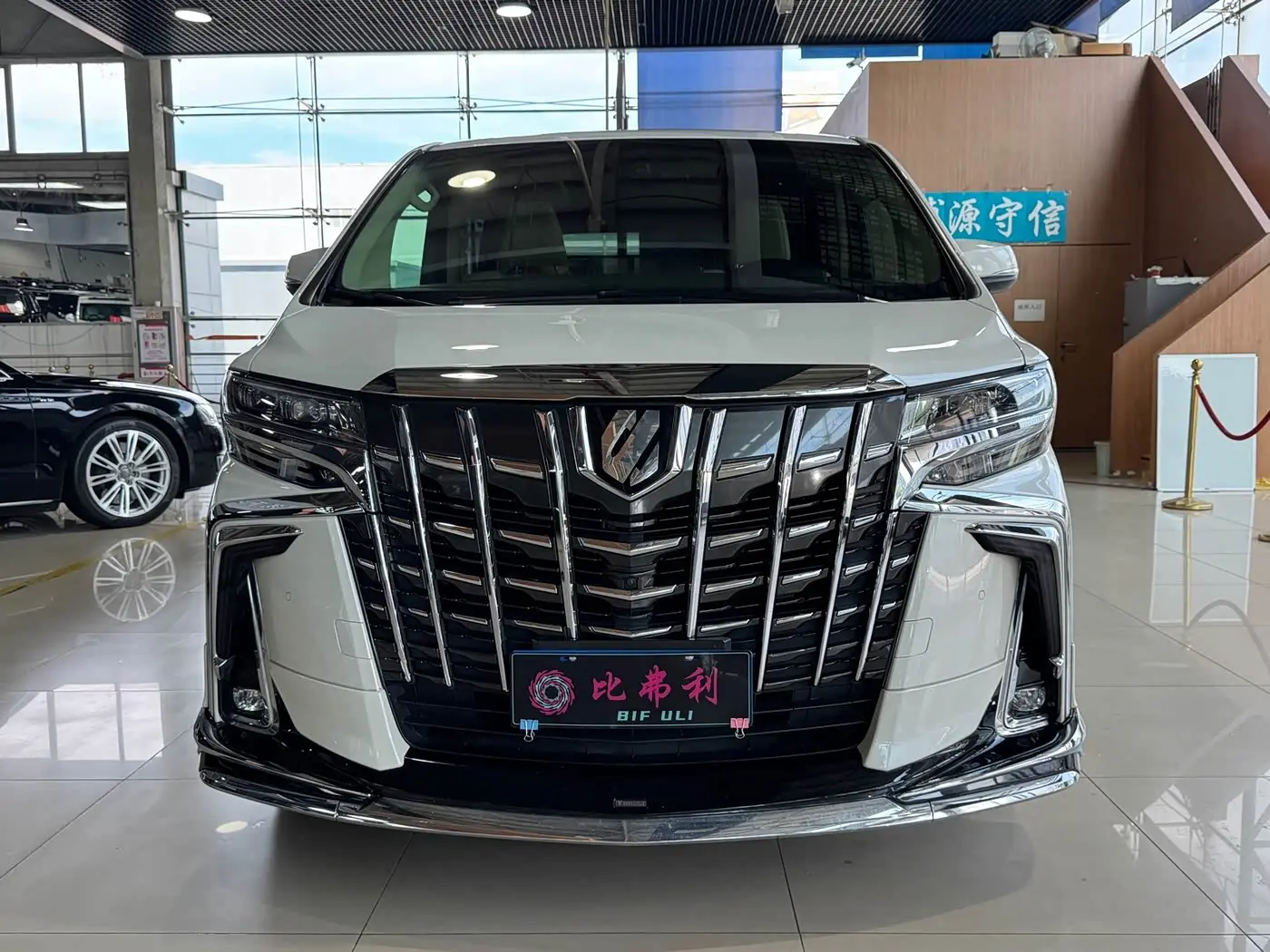 Toyota Alphard 2018 — Photo 2/20