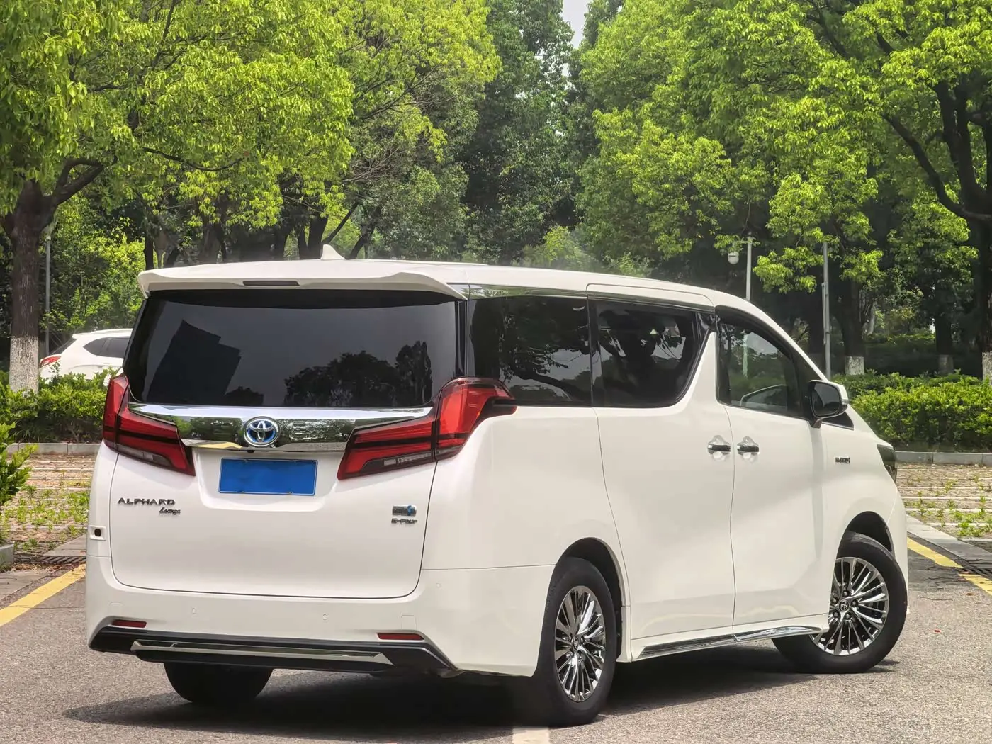 Toyota Alphard 2021 — Photo 3/15