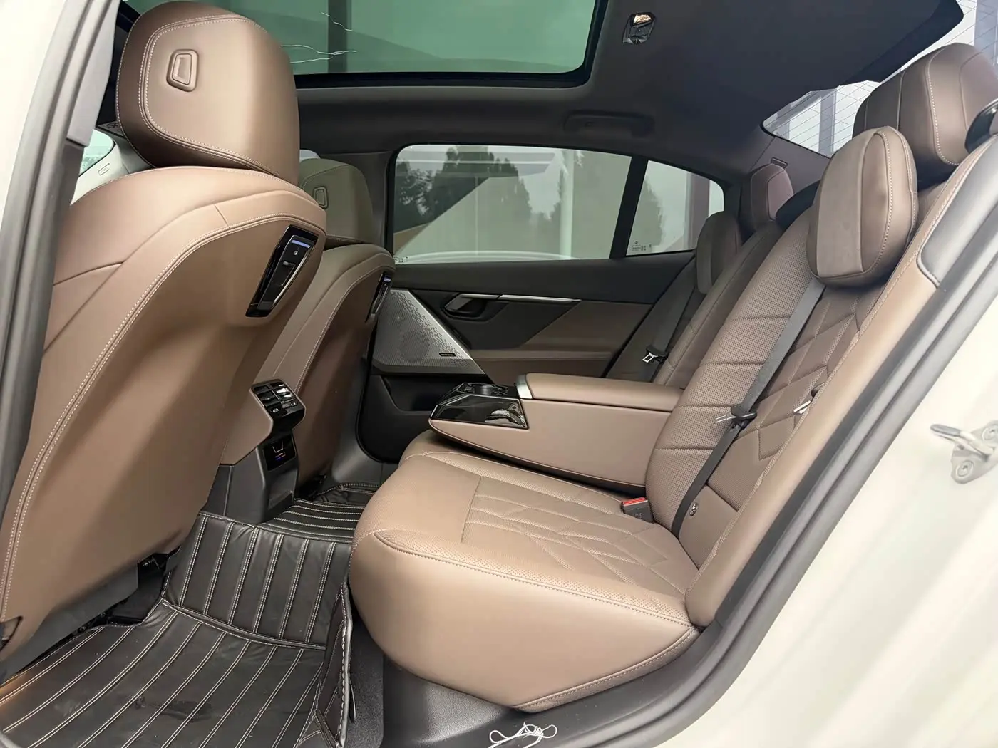 BMW 5 Series 2024 — Photo 17/20