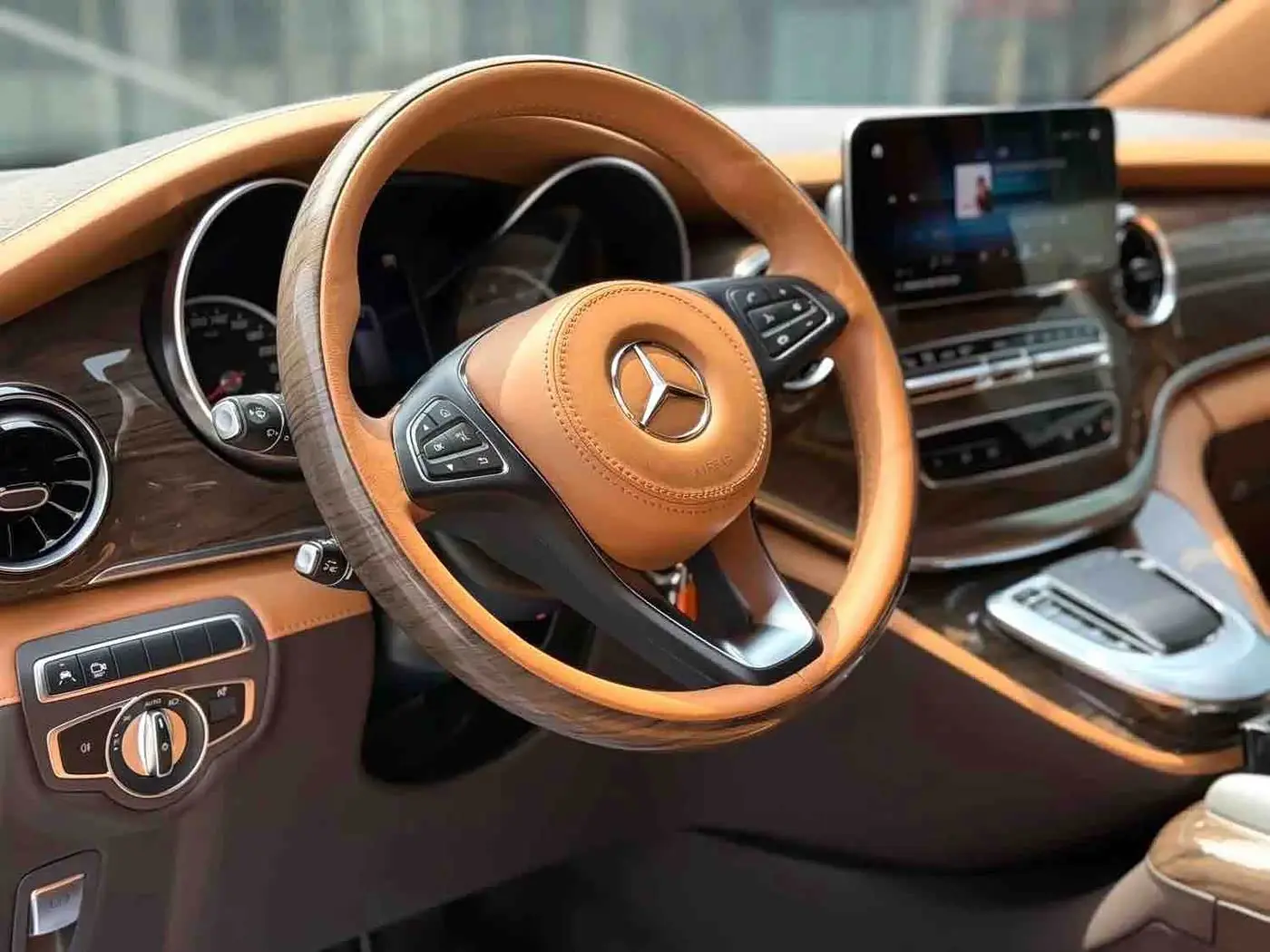 Mercedes-Benz V-Class 2023 — Фото 5/19