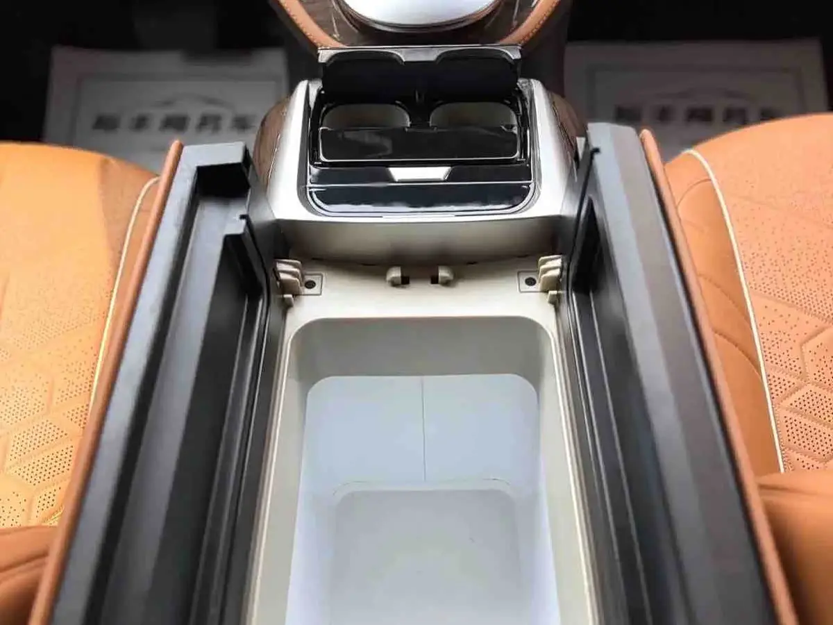 Mercedes-Benz V-Class 2023 — Фото 8/19