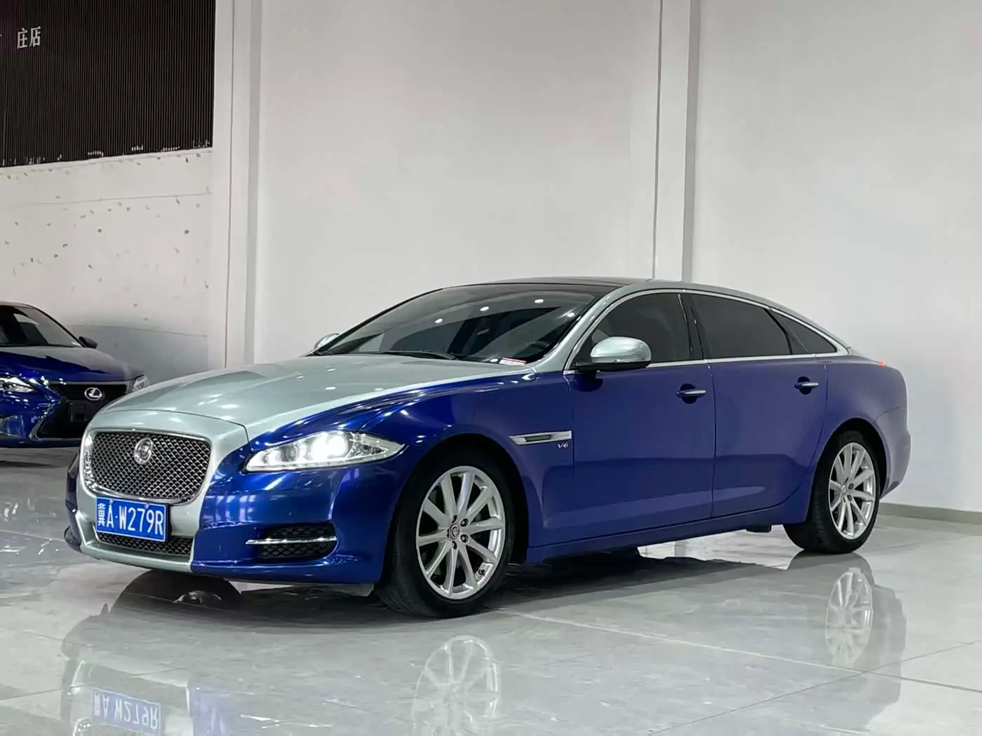 Jaguar XJ 2015 — Photo 1/9