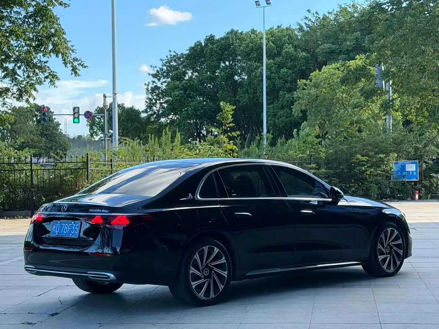 Mercedes-Benz E-Class 2024 — Photo 5/9