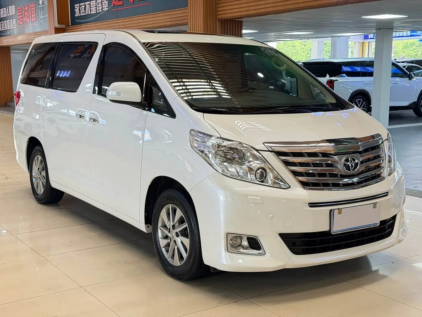 Toyota Alphard 2013 — Photo 3/20