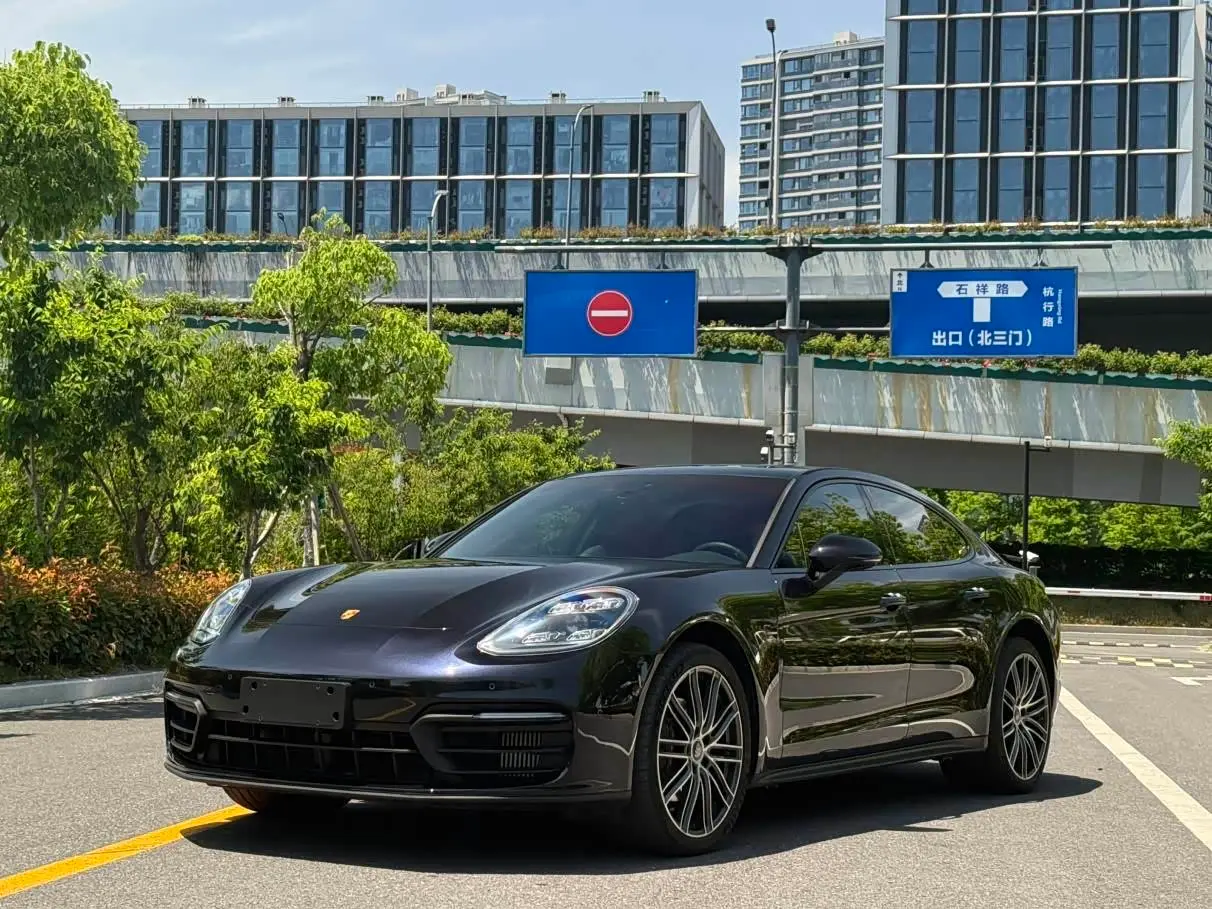 Porsche Panamera 2023 — Фото 1/17