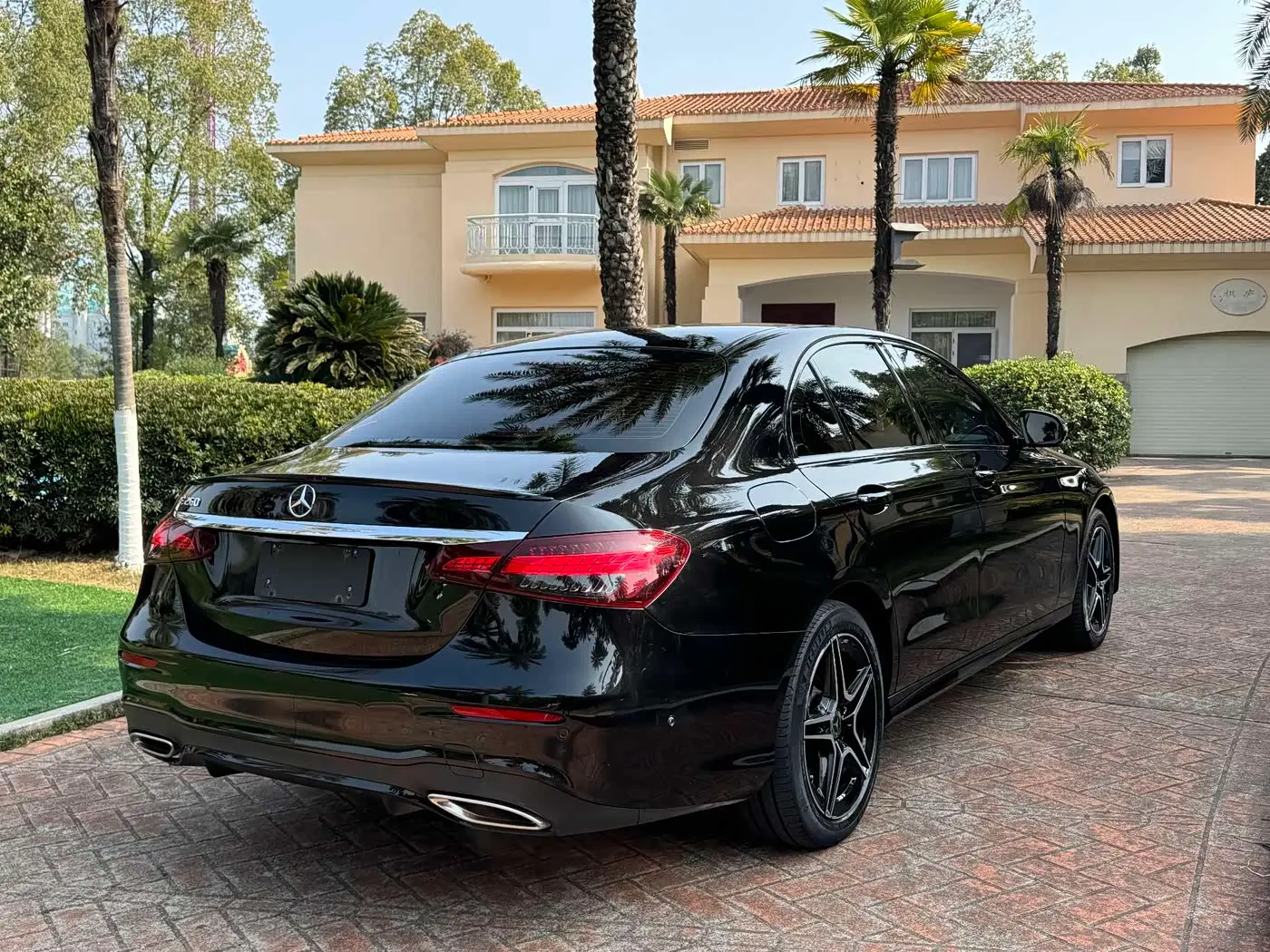 Mercedes-Benz E-Class 2022 — Photo 4/10