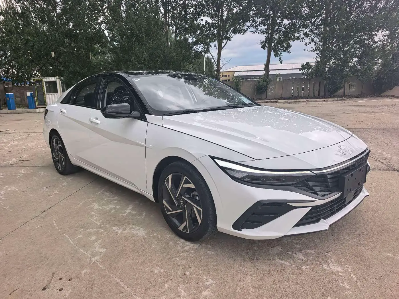 Hyundai Elantra 2023 — Photo 1/20
