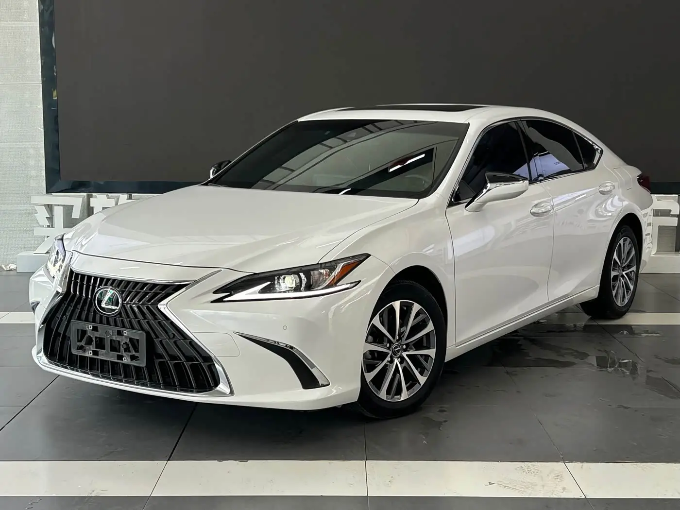 Lexus ES 2023 — Photo 1/20