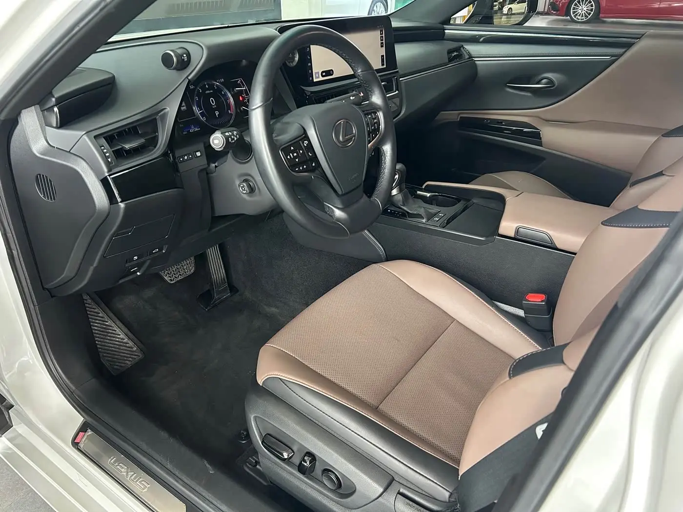 Lexus ES 2023 — Photo 10/20