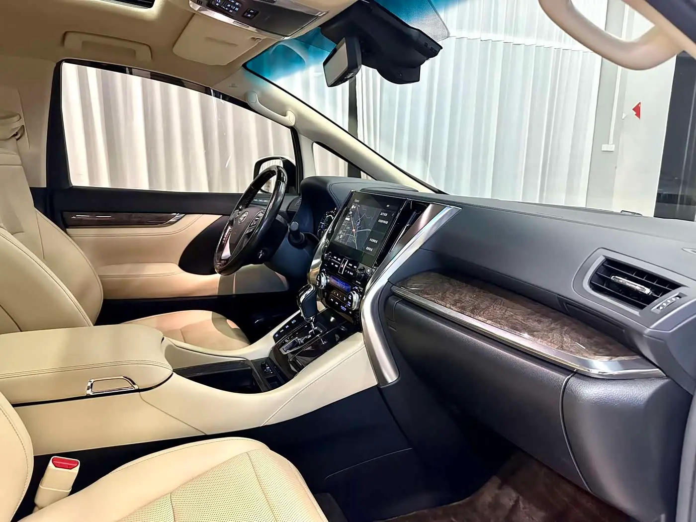 Toyota Vellfire 2021 — Photo 7/15