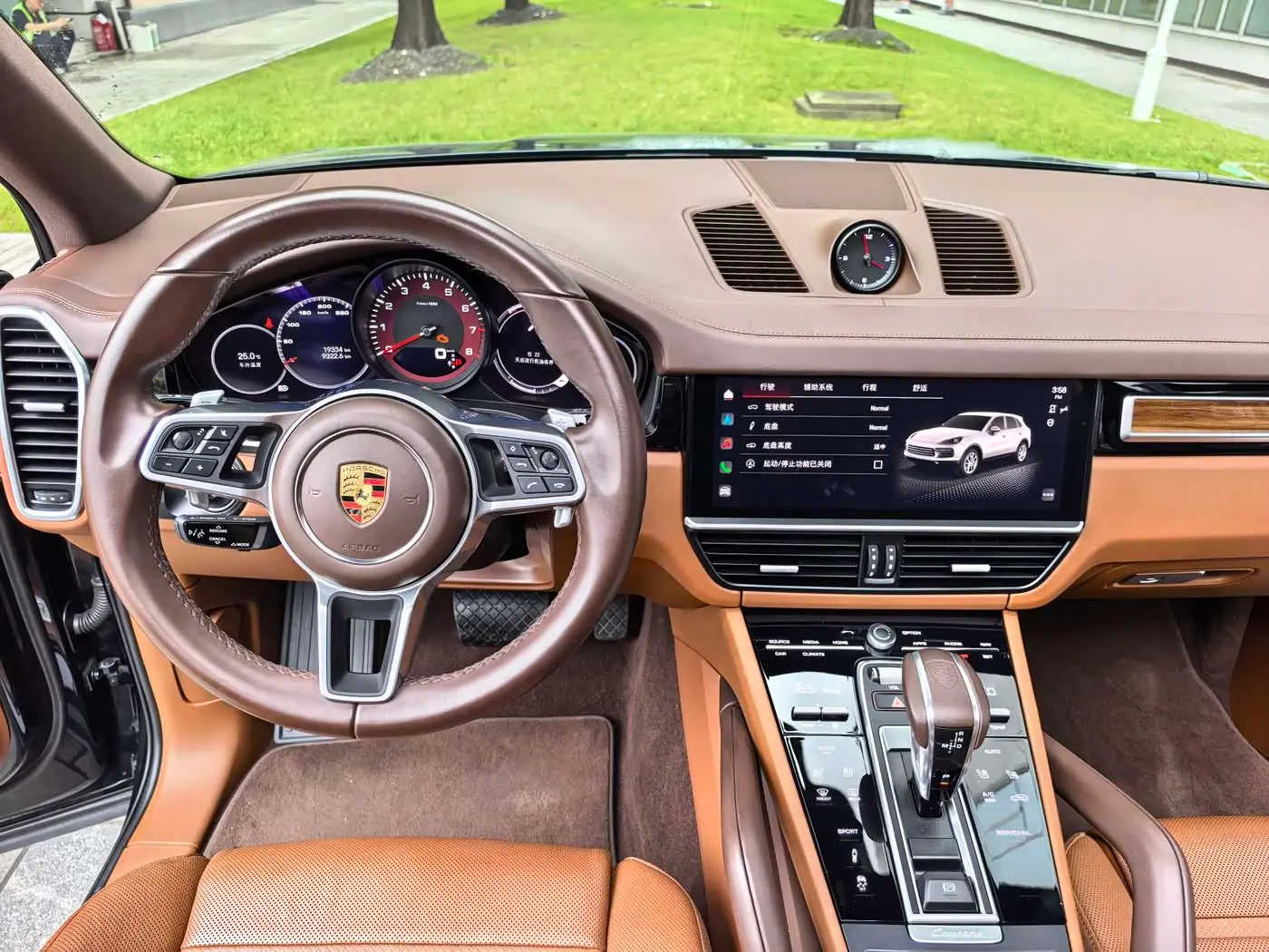 Porsche Cayenne 2023 — Photo 13/20