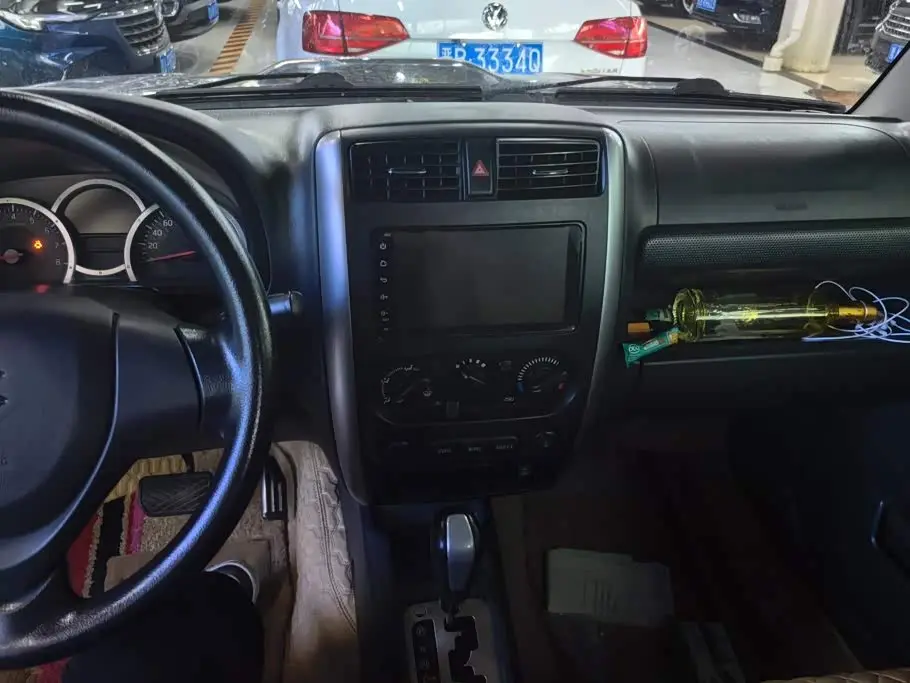Suzuki Jimny 2018 — Şəkil 13/16