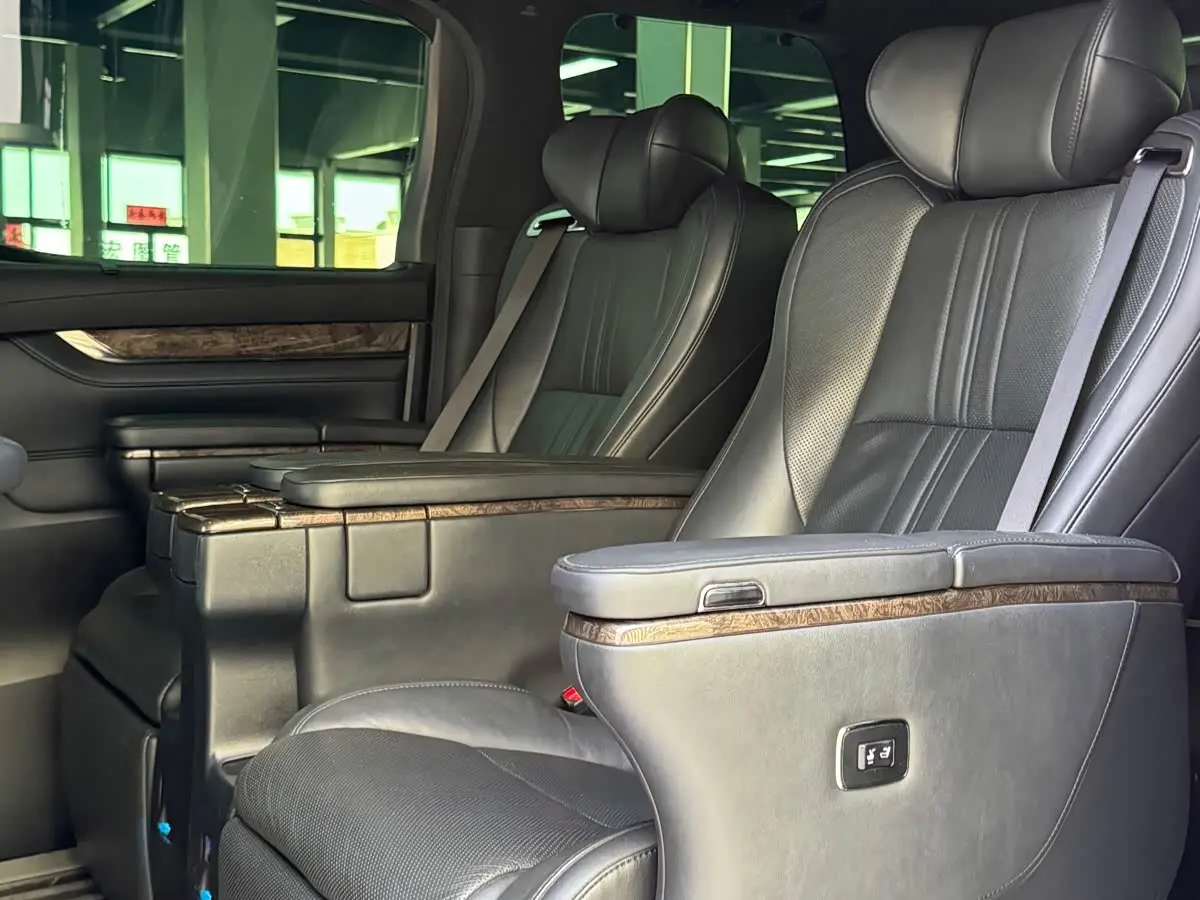 Toyota Vellfire 2021 — Photo 6/9