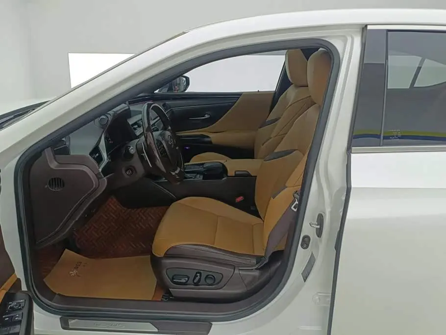 Lexus ES 2020 — Photo 9/16