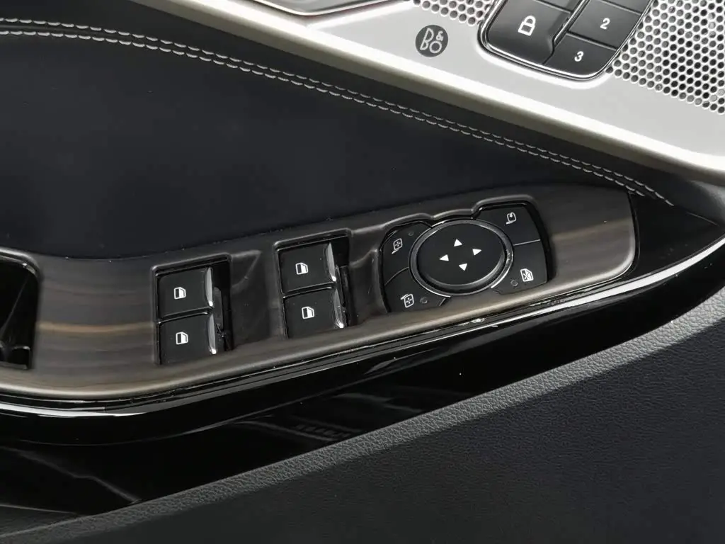 Ford Explorer 2021 — Photo 9/20