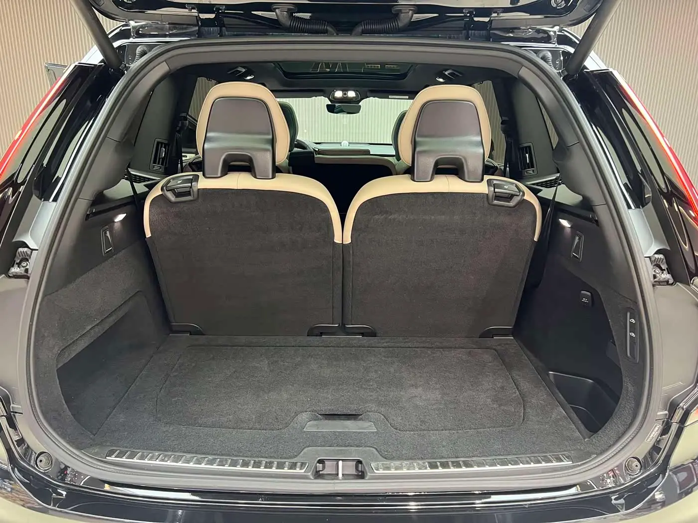 Volvo XC90 Plug-in Hybrid 2025 — Photo 16/20