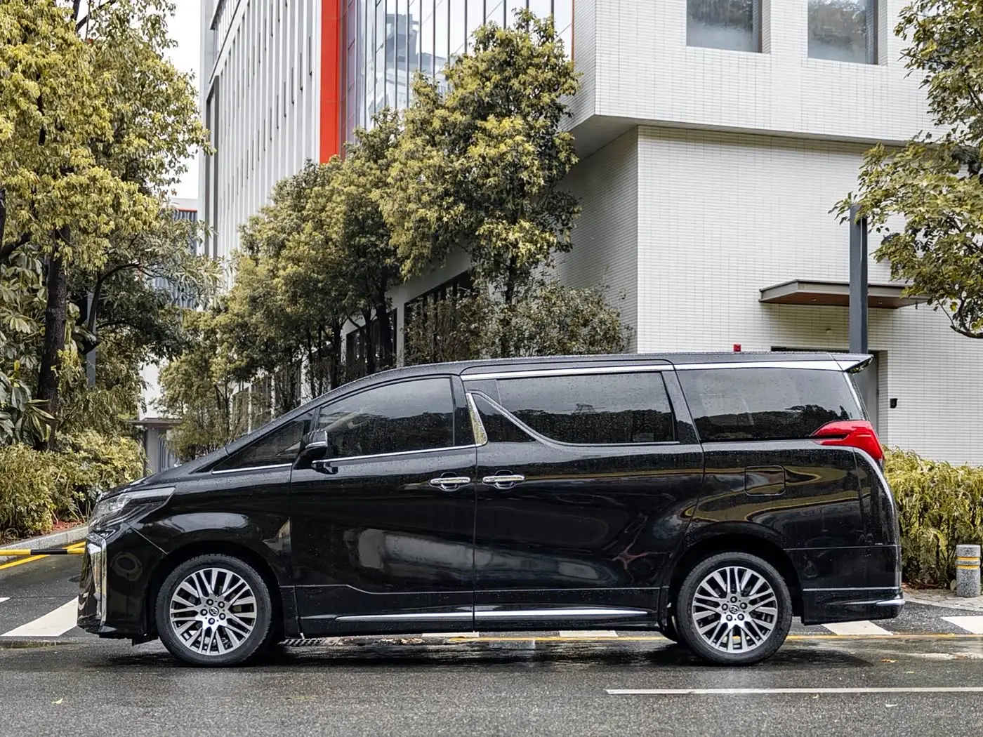 Toyota Alphard 2016 — Photo 15/18