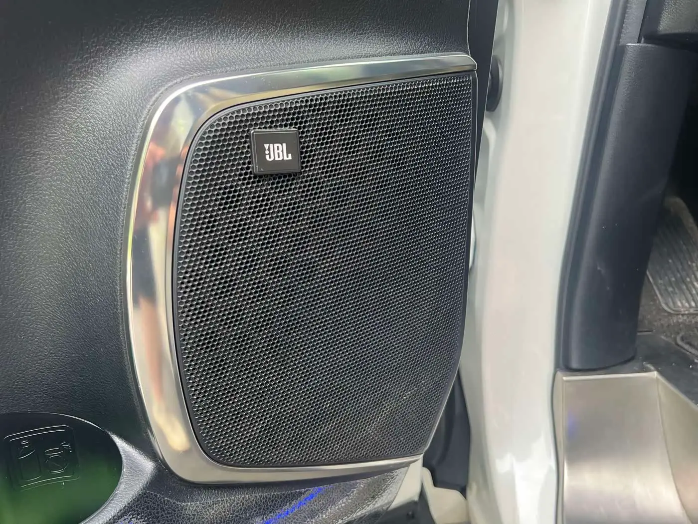 Toyota Alphard 2019 — Photo 9/18