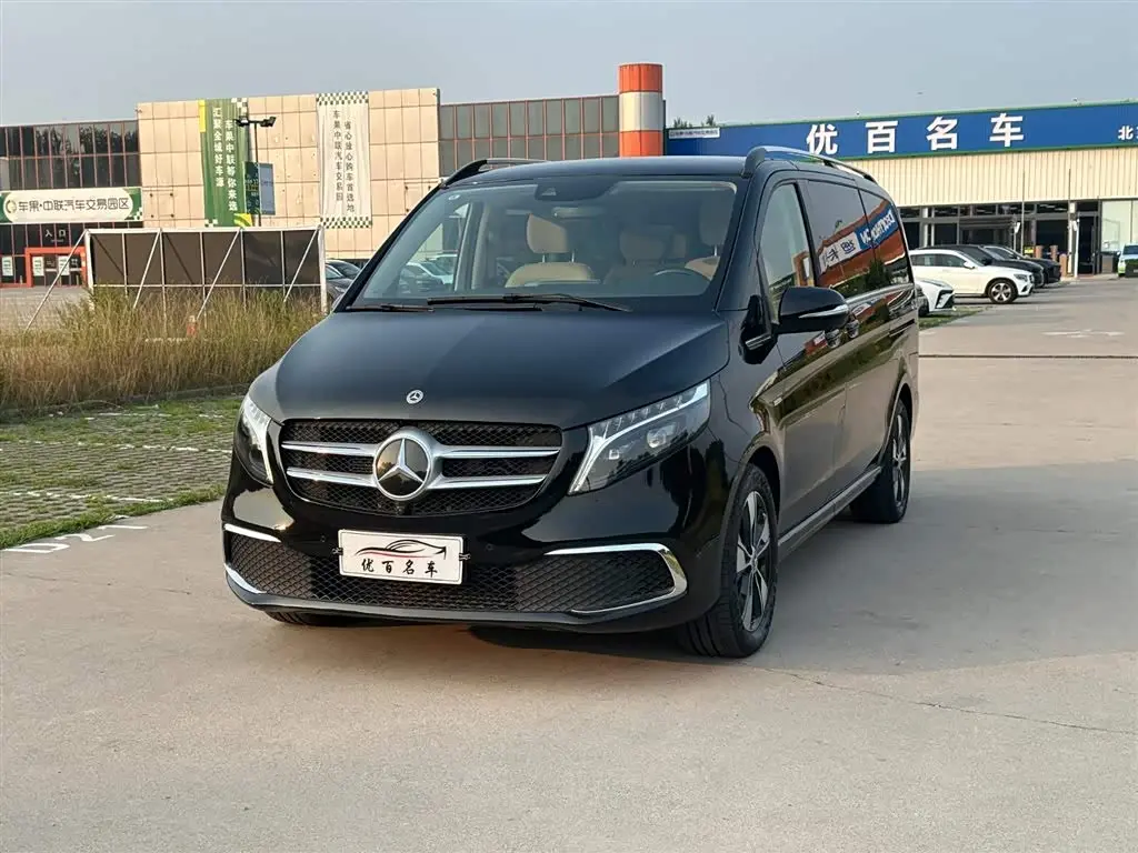 Mercedes-Benz V-Class 2023 — Photo 1/20