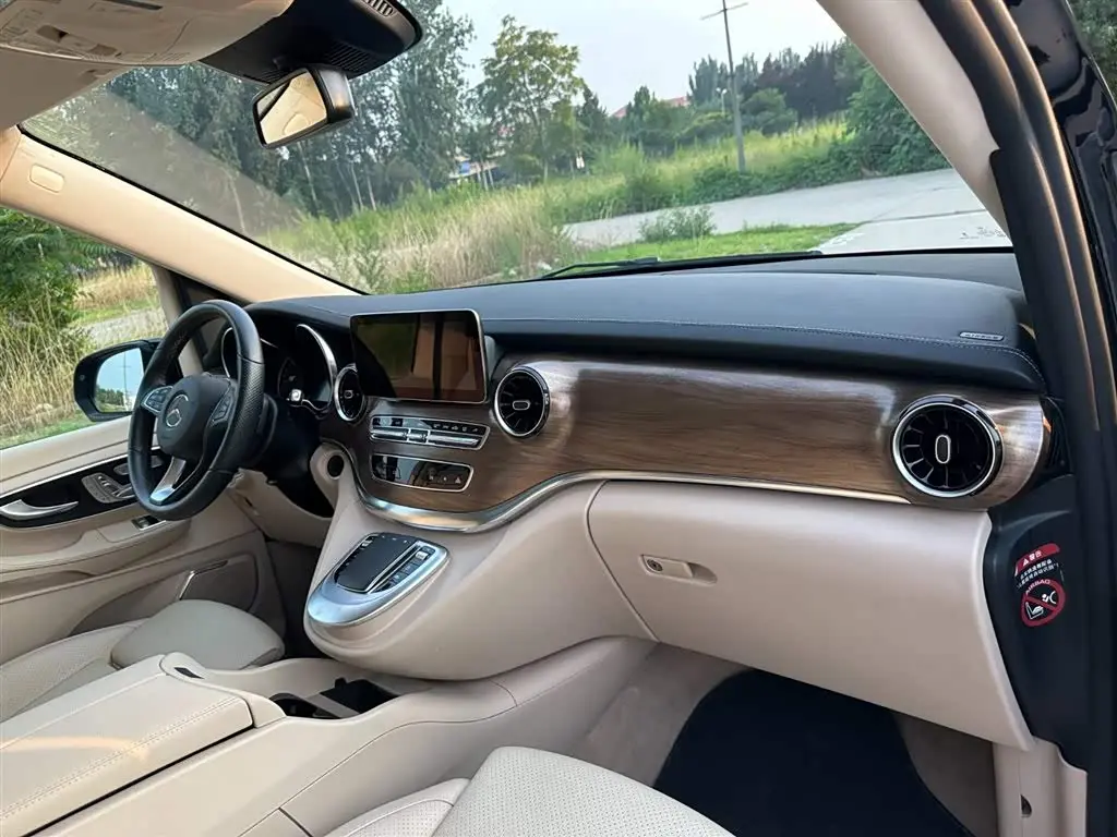 Mercedes-Benz V-Class 2023 — Photo 16/20