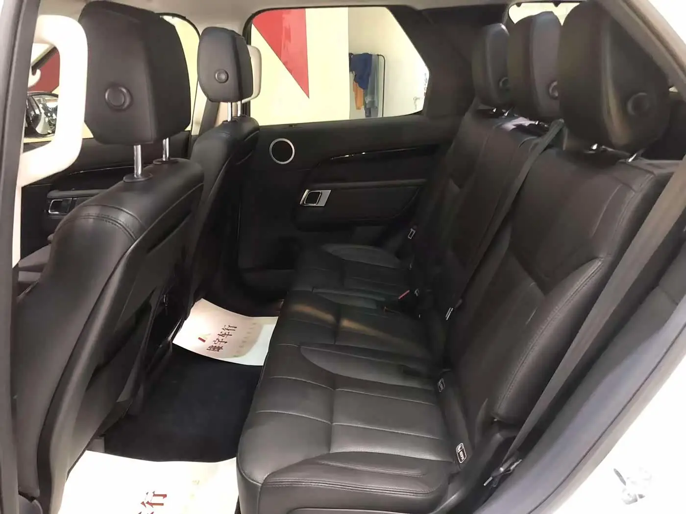 Land Rover Discovery 2019 — Фото 12/14